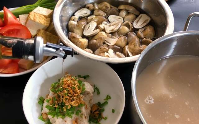 Sơ chế nấm và chả cá
