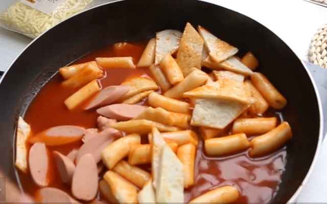 Hướng dẫn cách nấu tokbokki, bánh gạo cay Hàn Quốc chuẩn vị