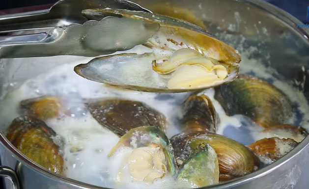 Món Canh trai nấu chua khi luộc trai đã mở tách đôi vỏ là đã chín