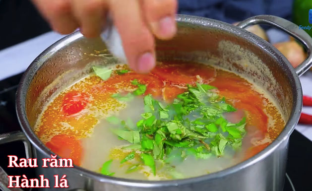 Thưởng thức món canh trai nấu chua
