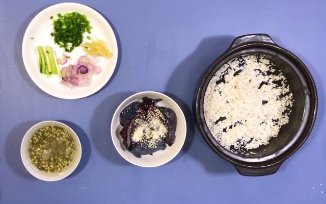 Sơ chế nguyên liệu cháo gà ác đậu xanh