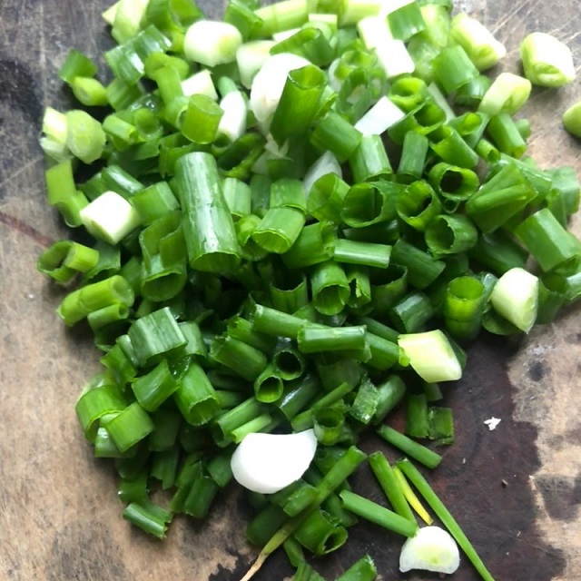 Chuẩn bị hành chiên với cơm