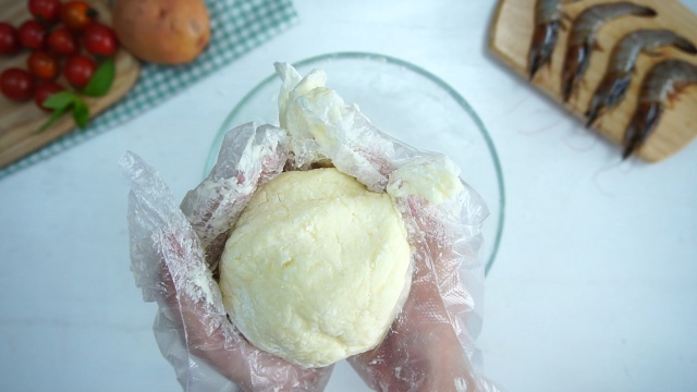 Nhào bột với khoai tây luộc tạo thành cục bột mềm mịn