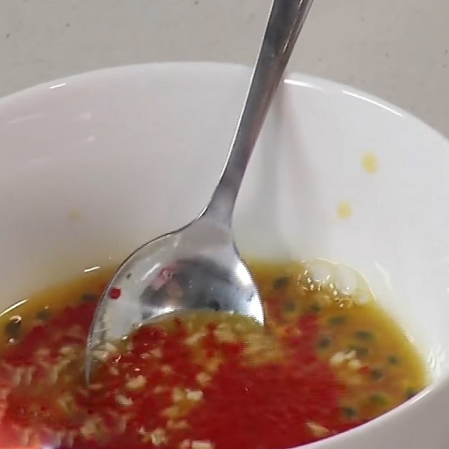 Cách làm gỏi cá cơm khô cùng xoài chua ngọt