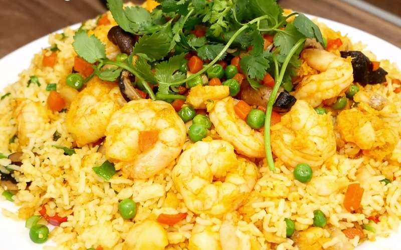 2 cách làm cơm chiên hải sản giòn ngon không bị khô cứng