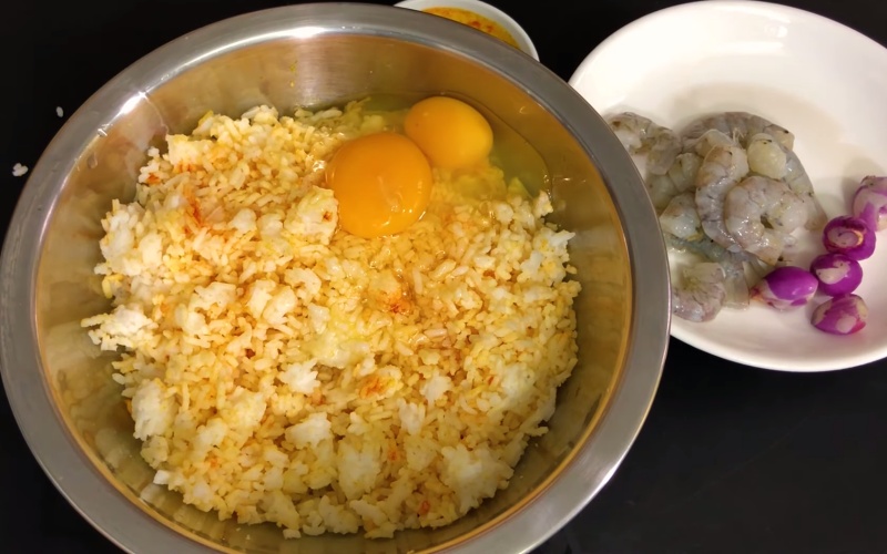 Trộn cơm với trứng