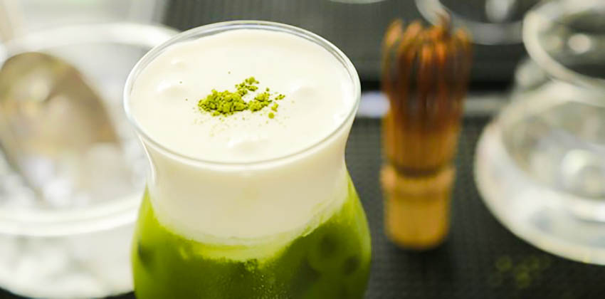 Tạo bọt cho Matcha Latte