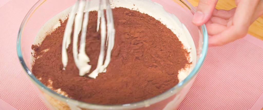 Cho hỗn hợp vào khuôn đựng kem