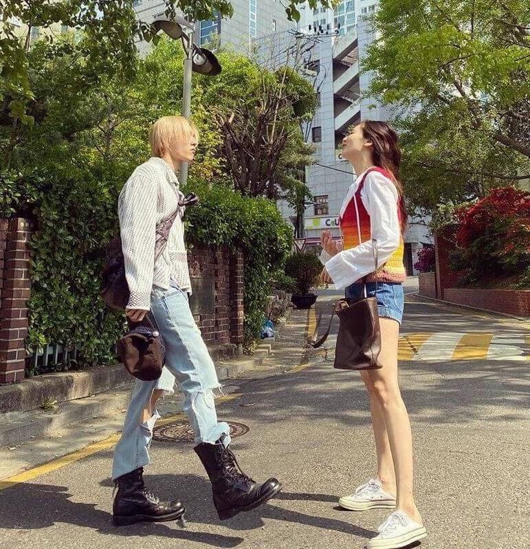 Phong cách thời trang áo thun tay dài phối với quần short Jean và giày Converse Chuck Taylor trắng cổ thấp