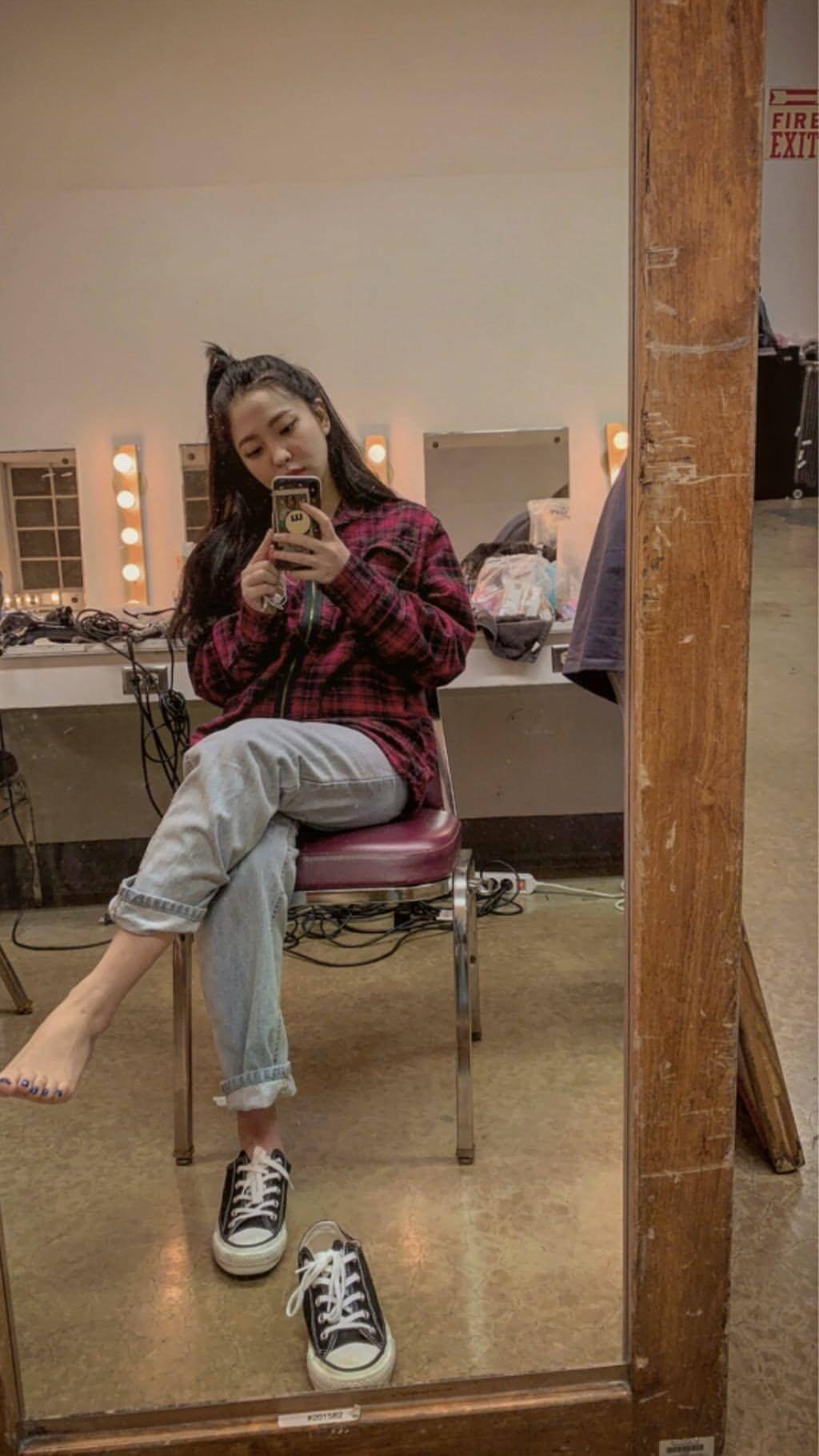 Phong cách đơn giản với áo sơ mi sọc caro và quần Jean ống suông kết hợp với giày Converse Chuck Taylor đen cổ thấp