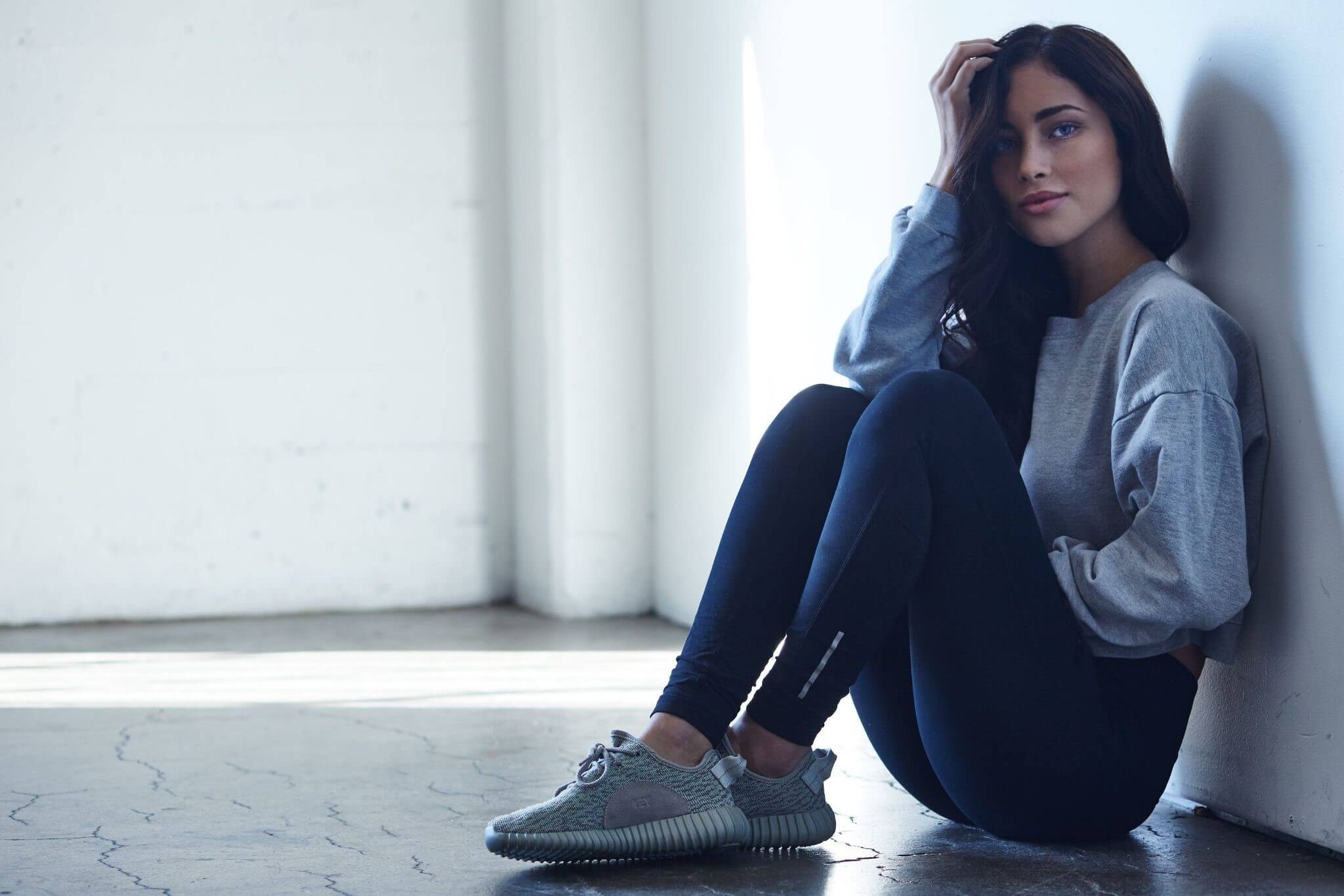 Phong cách năng động với trang phục thể thao kết hợp với giày Adidas Yeezy Boost 350 “Moonrock”