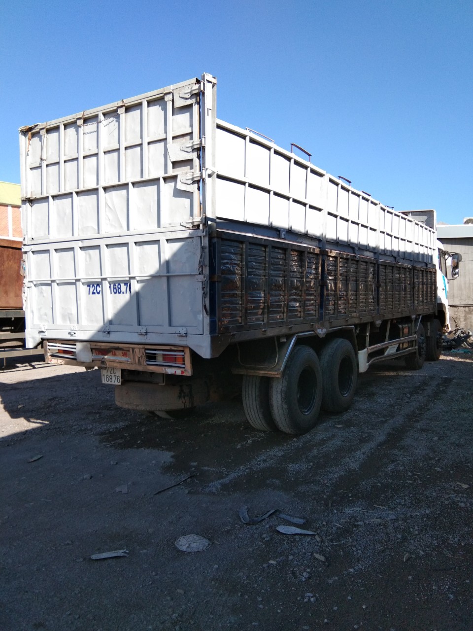 xe tải chở hàng