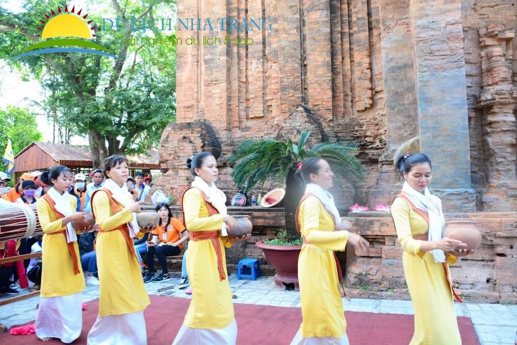 điệu múa dân tộc chăm tại tháp bà Ponagar Nha Trang