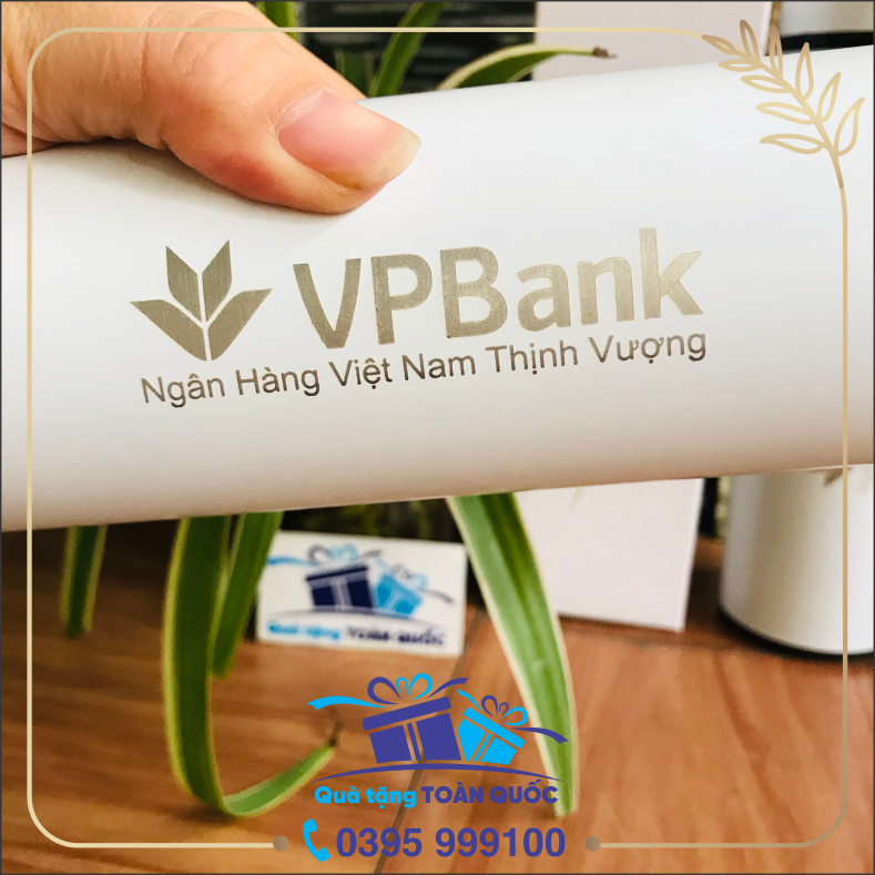 bình giữ nhiệt mầu trắng, bình giữ nhiệt ngân hàng VP Bank, bình giữ nhiệt khắc logo theo yêu cầu, quà tặng bình nước, bình nước inox 304, bình nước in logo, quà tặng dưới 100k, bình nước quảng cáo