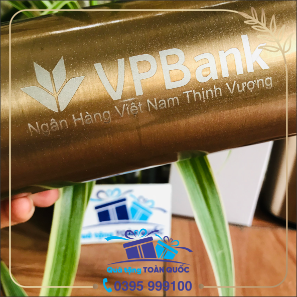 bình giữ nhiệt mầu vàng đồng, bình giữ nhiệt ngân hàng VP Bank, bình giữ nhiệt khắc logo theo yêu cầu, quà tặng bình nước, bình nước inox 304, bình nước in logo, quà tặng dưới 100k, bình nước in logo theo yêu cầu,