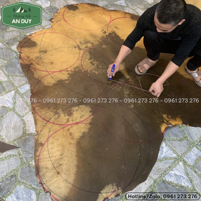 Thợ đang đo cắt da Trâu nguyên tấm