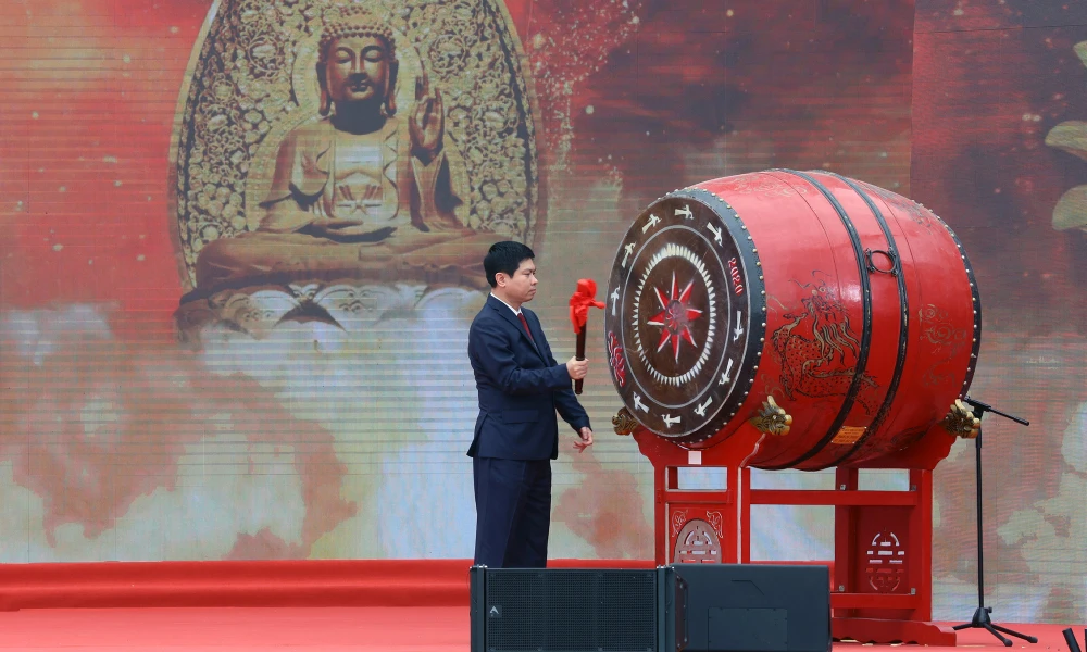 Bí Thư Hà Nam đánh trống tại Chùa Tam Chúc