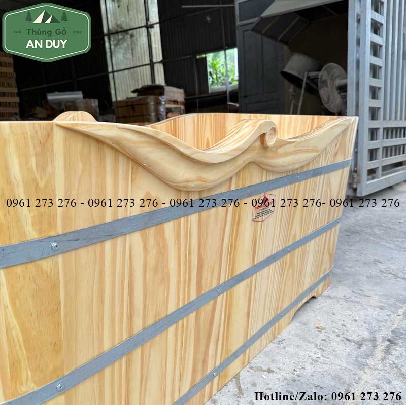 Bồn được ốp thêm 2 lớp viền gỗ sang trọng và đẳng cấp