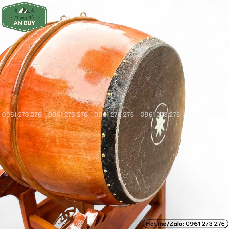 Chân giá được chạm khắc tinh xảo