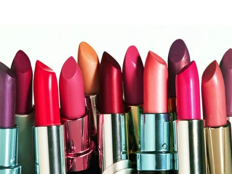 Nên sử dụng những dòng son có thành phần dưỡng ẩm cho môi