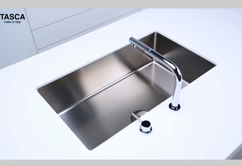 Bề mặt SatinPlus sáng bóng chống xước của chậu PURA NT670U