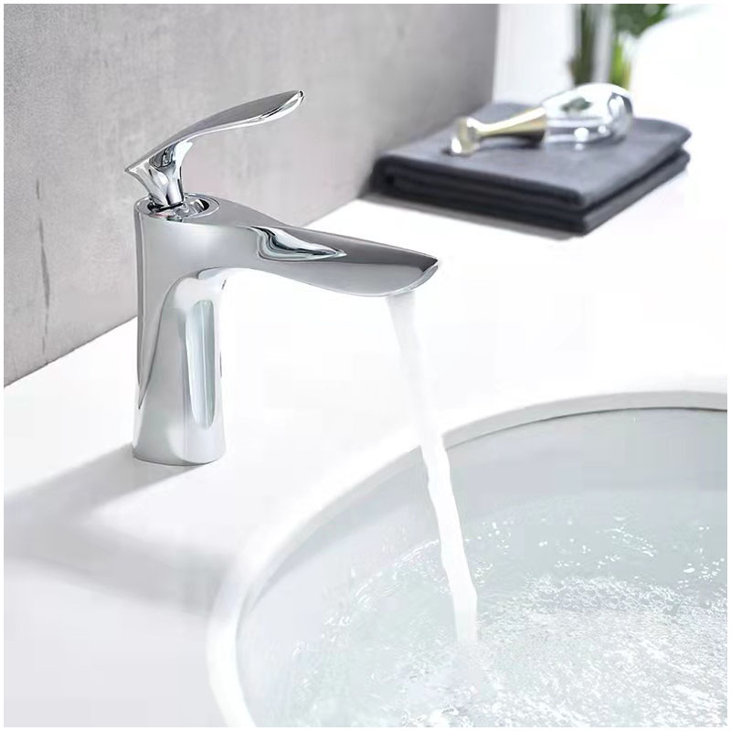 Vòi lavabo tay lá mạ Crom 3 lớp sáng bóng trong Combo Nhà Tắm 106