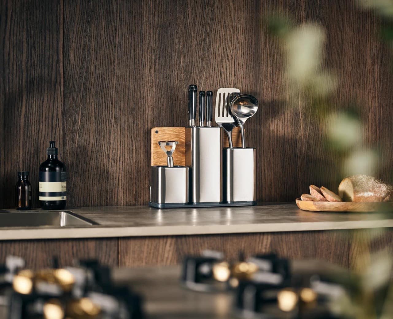 Bộ Đựng Dụng Cụ Nhà Bếp Kèm Thớt Joseph Joseph 95026 Index