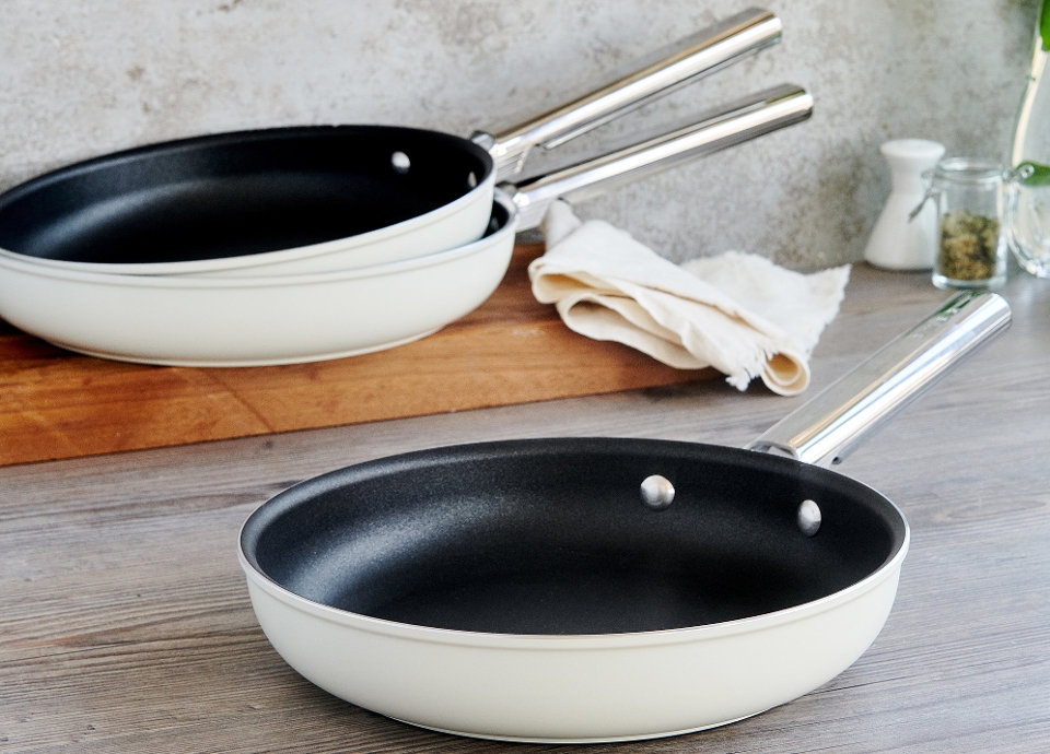 CHẢO CHỐNG DÍNH THÉP KHÔNG GỈ SMEG COOKWARE 50'S STYLE SIZE 24cm