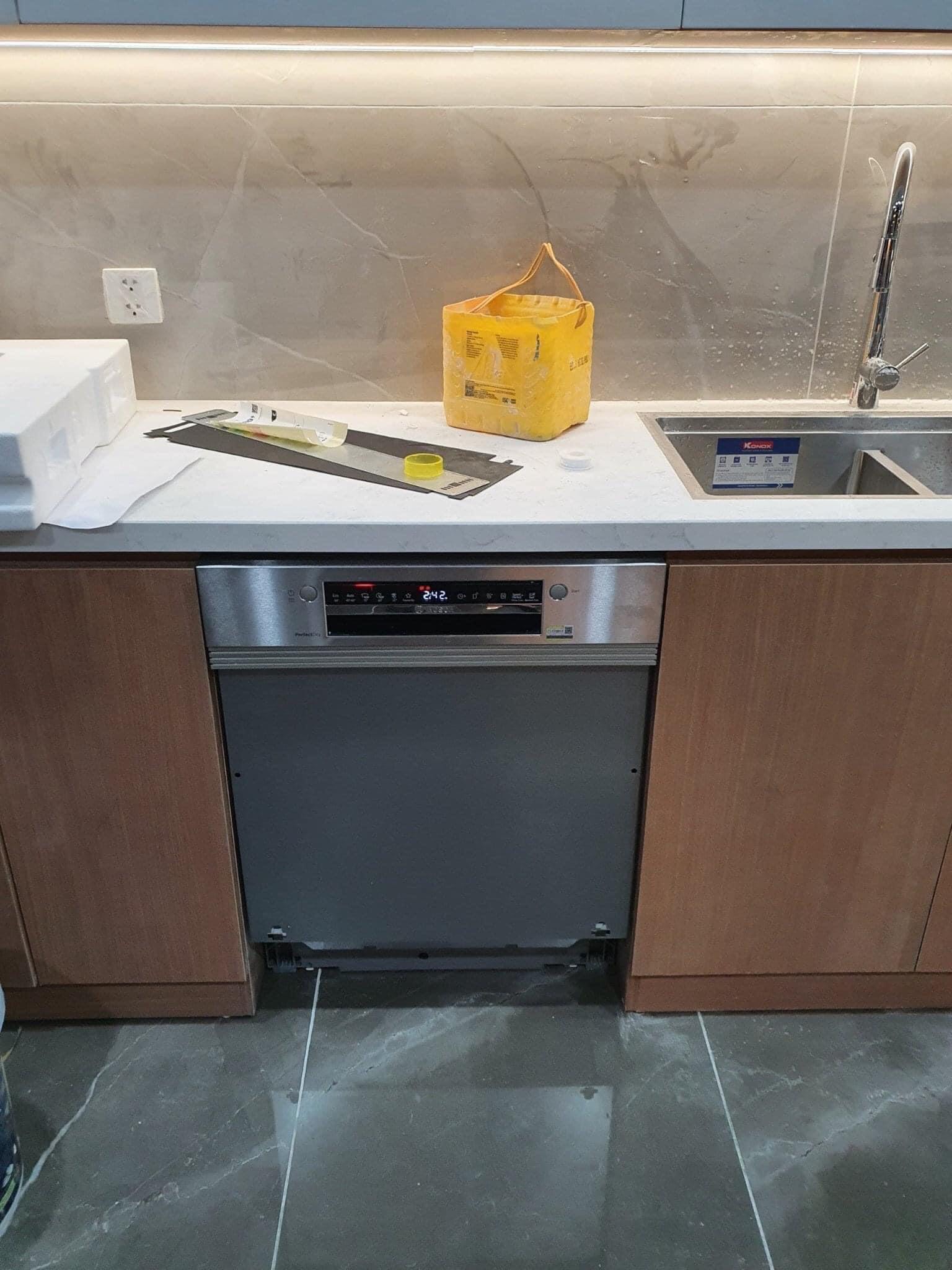 Máy rửa bát bán âm Bosch SMI4ECS14E Serie 4, dung tích 13 bộ