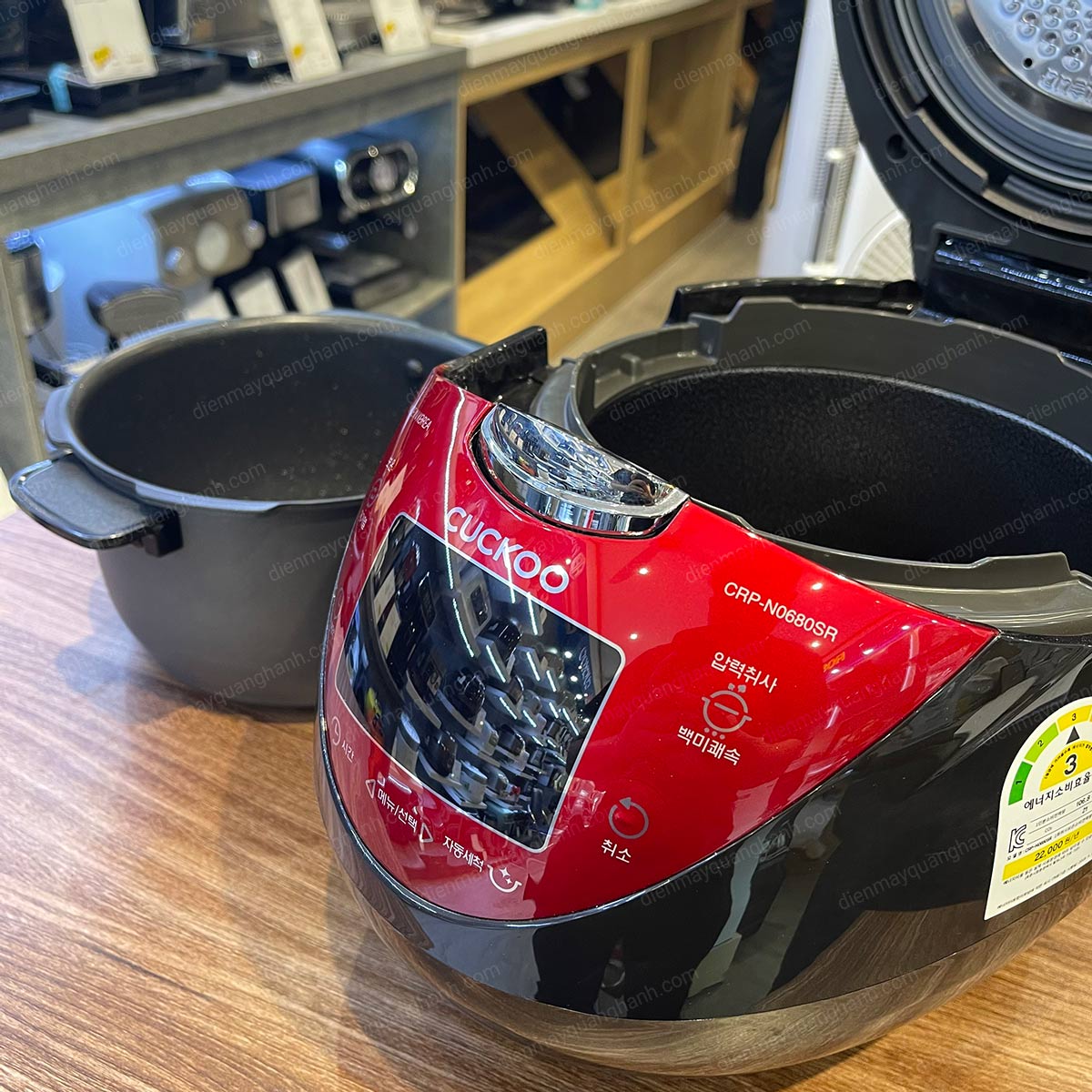 Nồi cơm áp suất điện tử Cuckoo CRP-N0680SR