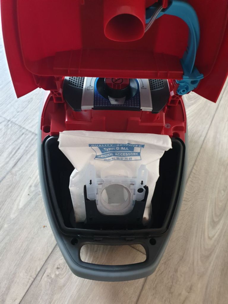 Máy hút bụi Siemens iQ700 VSC7AC342 có túi, 650W, độ ồn 69 dB, Màu Đỏ/Đen