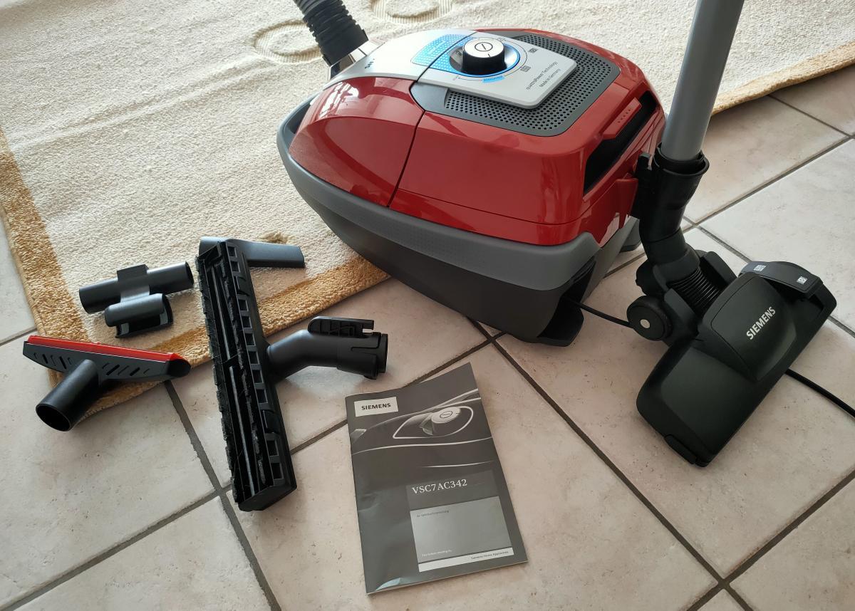 Máy hút bụi Siemens iQ700 VSC7AC342 có túi, 650W, độ ồn 69 dB, Màu Đỏ/Đen