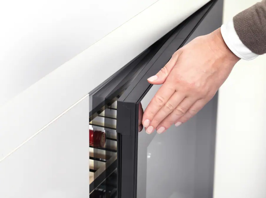 Tủ bảo quản rượu vang âm tường Miele KWT 6322UG – Dung tích 94 Lít (chứa 34 chai rượu loại 0,75 lít)