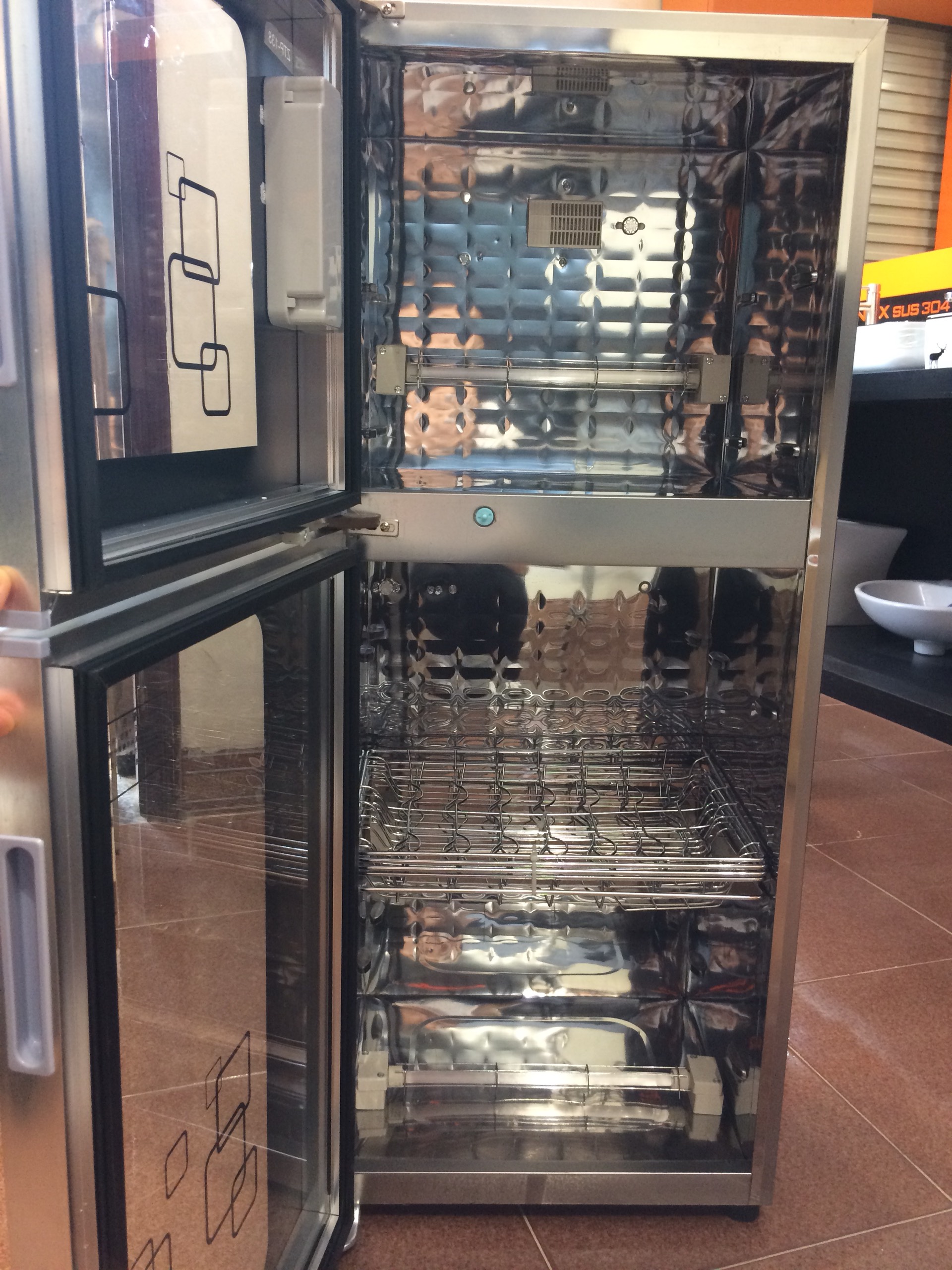 máy sấy tiệt trùng bát đĩa HUYNDAI màu đen