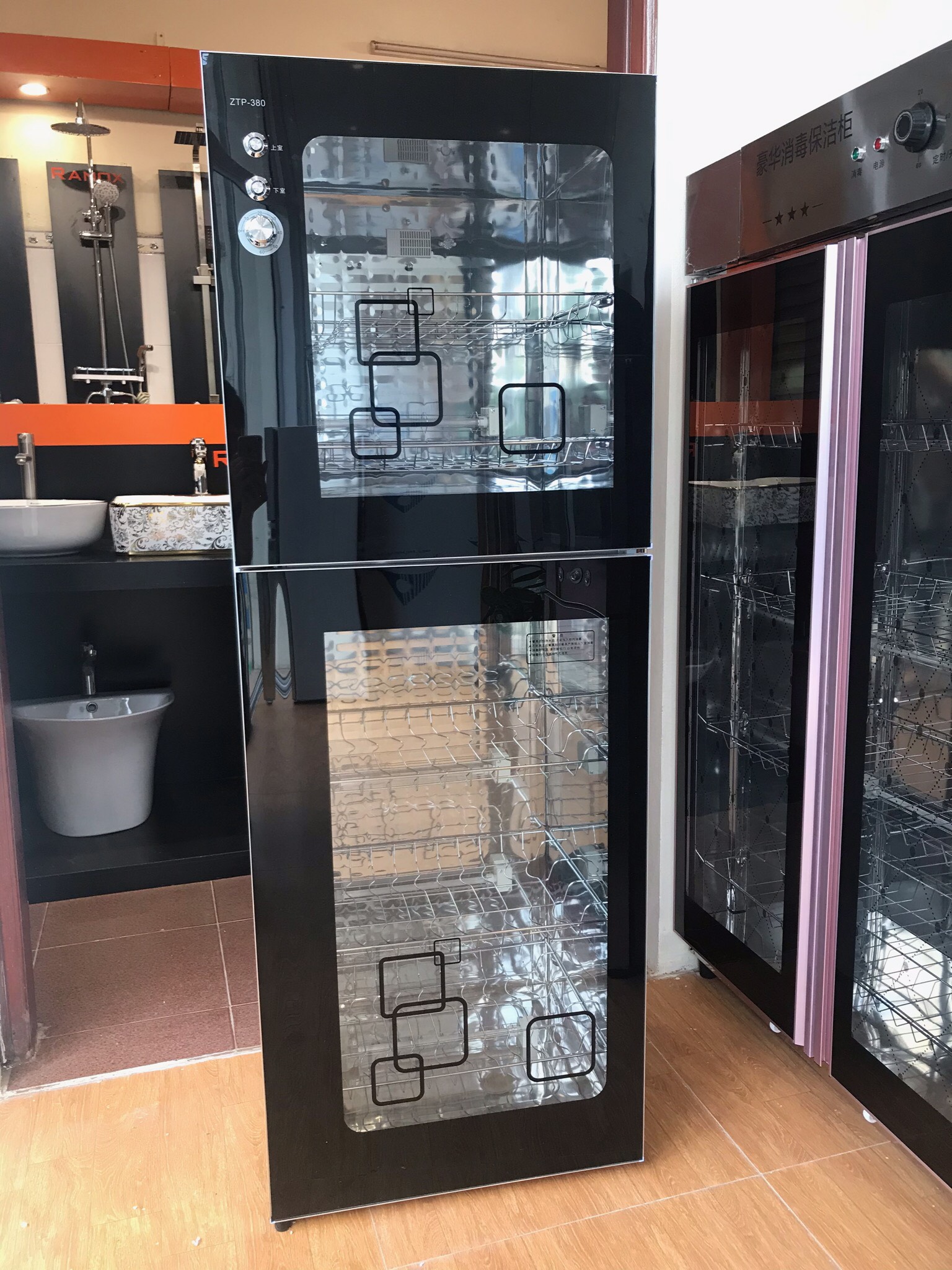 Máy khử khuẩn bát đĩa HYUNDAI màu đen