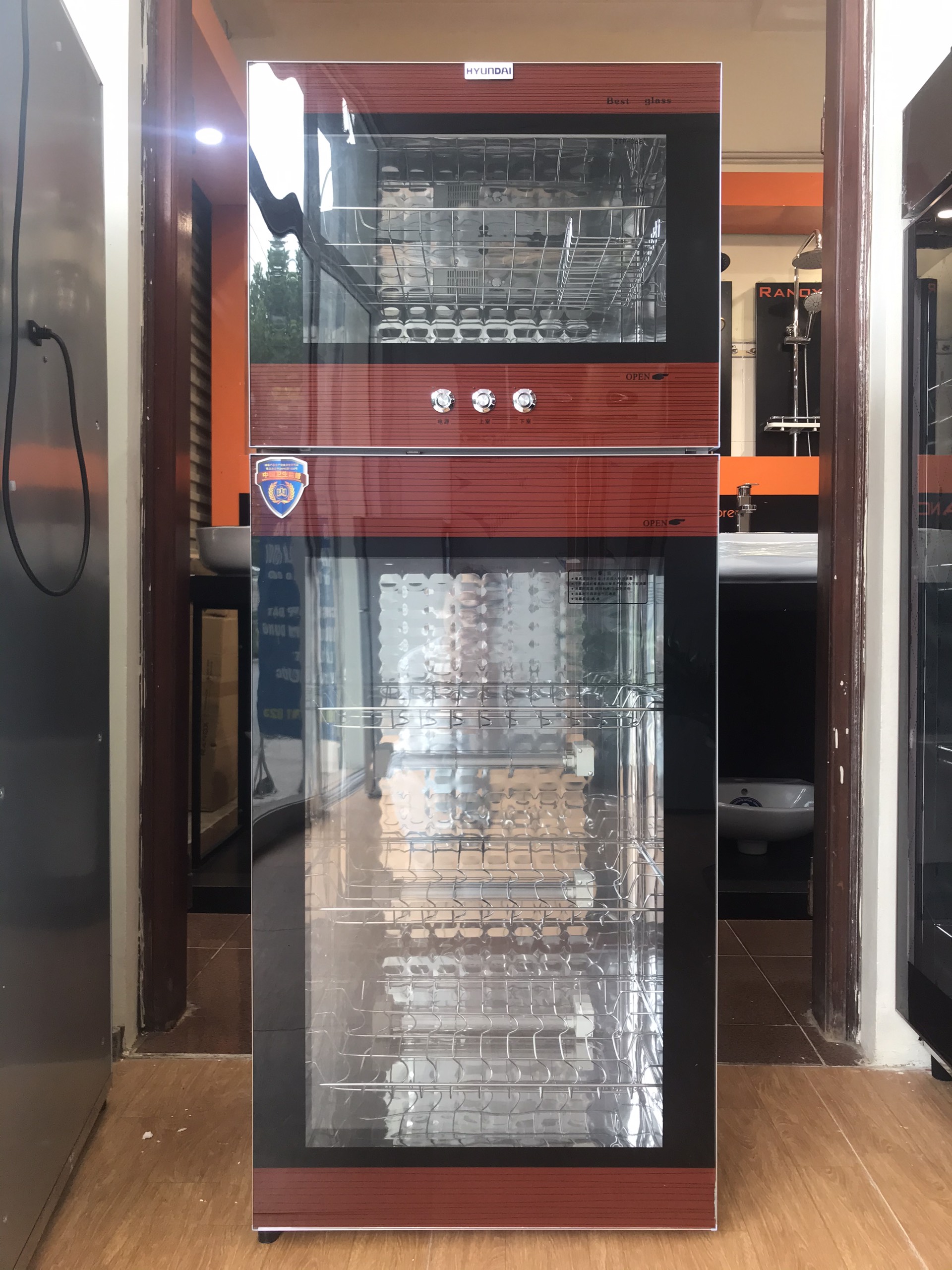 Máy sấy bát diệt khuẩn HYUNDAI màu đỏ