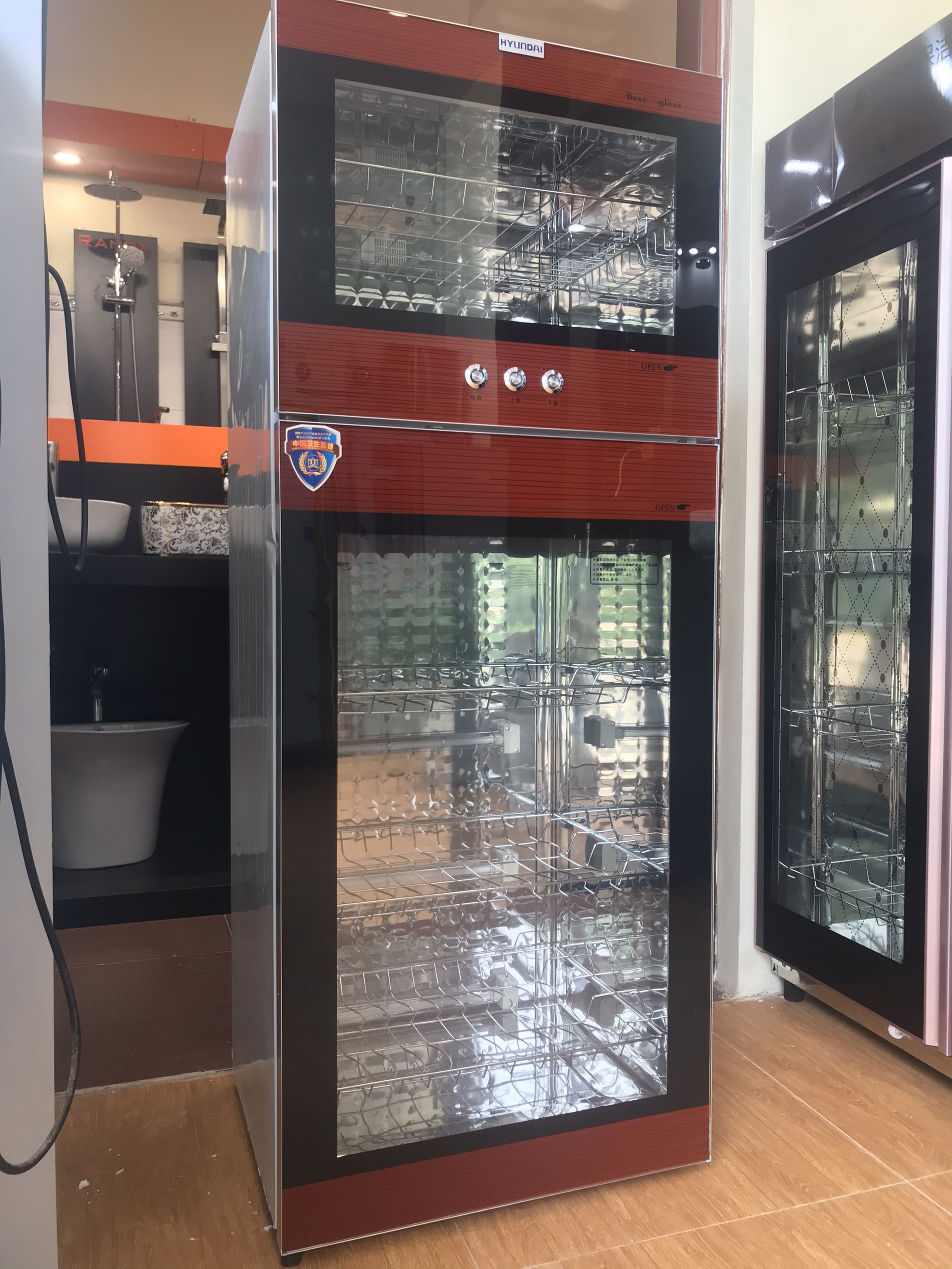 Các bước vệ sinh tủ sấy khử trùng bát đĩa - tủ sấy màu đỏ 01