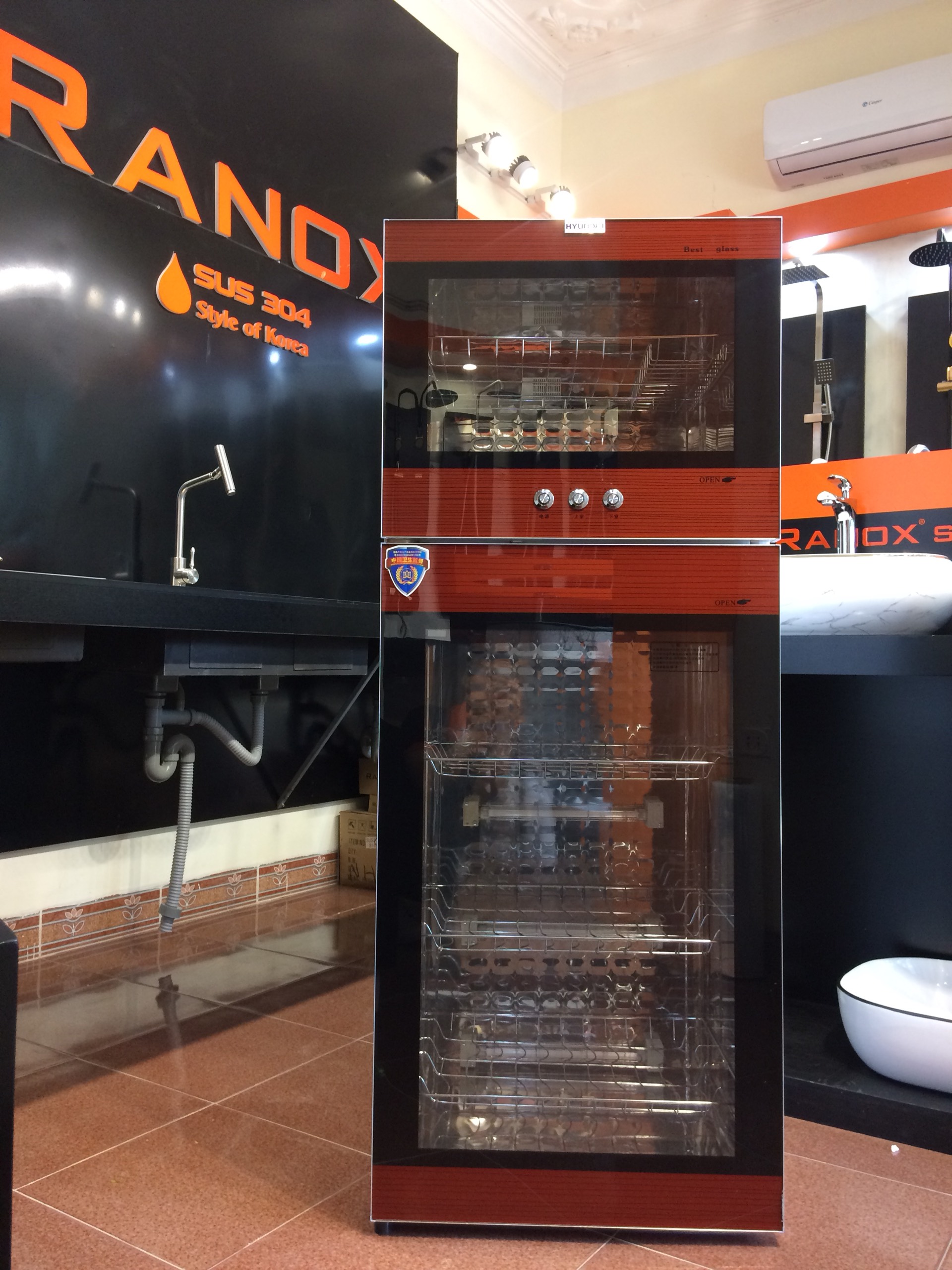 Tủ sấy khử trùng bát đĩa HYUNDAI màu đỏ