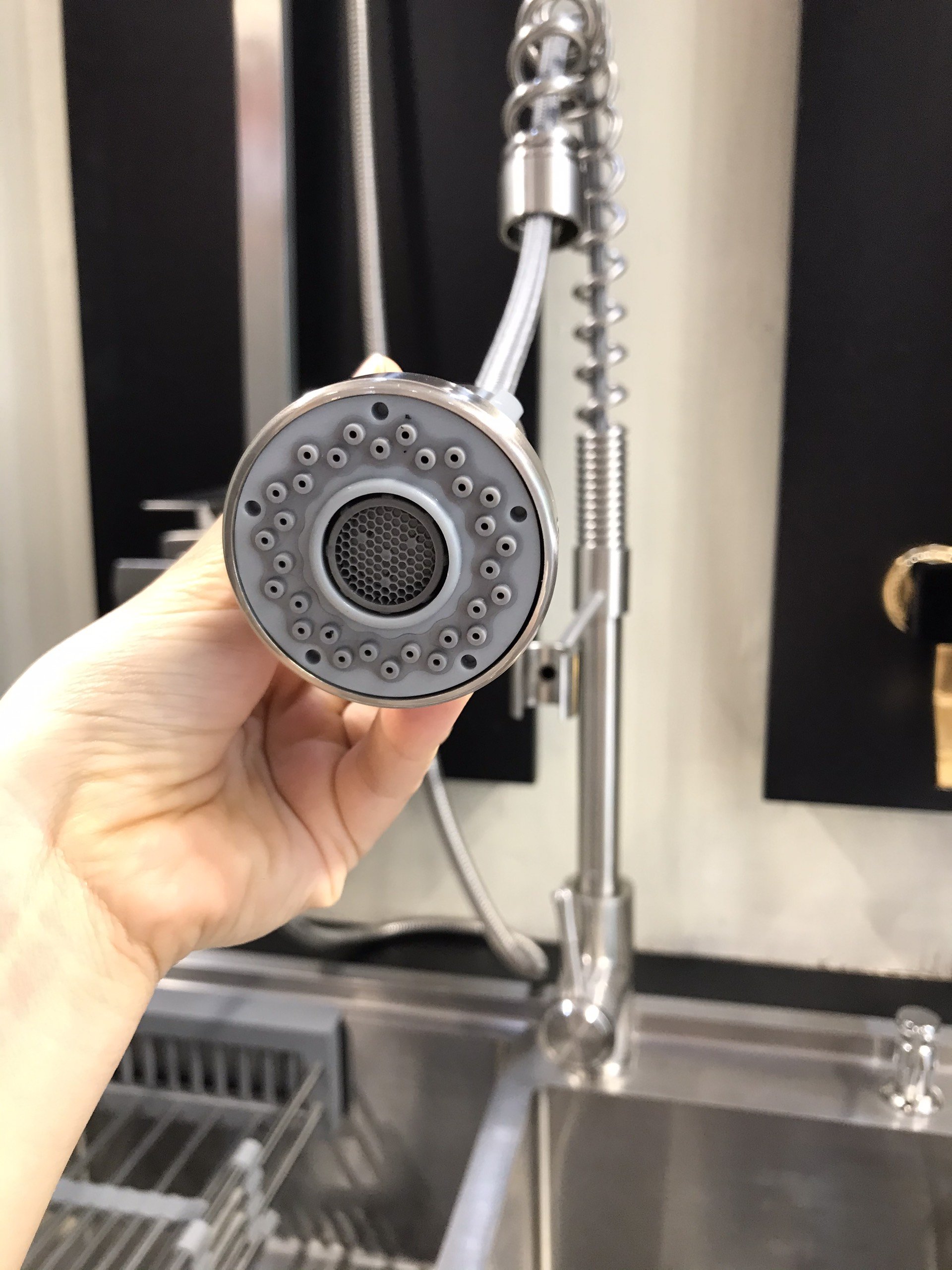 Tại sao vòi nước rửa bát chảy yếu - do bộ phận sục khí 02