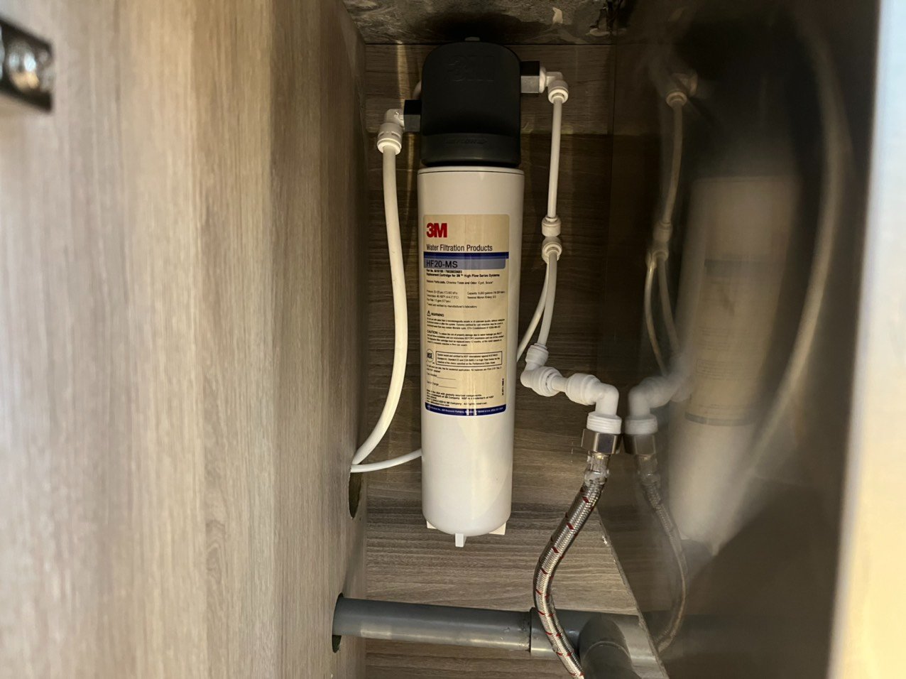 Hình lắp máy lọc nước 3M BREW120-MS tại nhà