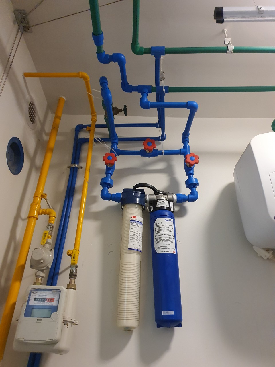 Hình lắp đặt thực tế Combo máy lọc nước tổng đầu nguồn 3M AP904 tại chung cư Midtown HCM