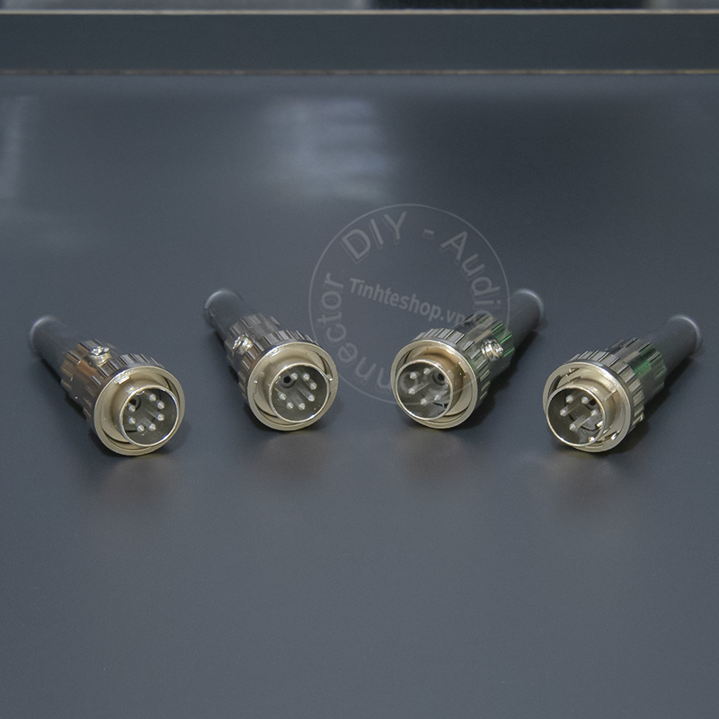 7-pin audio plug for European amplifier