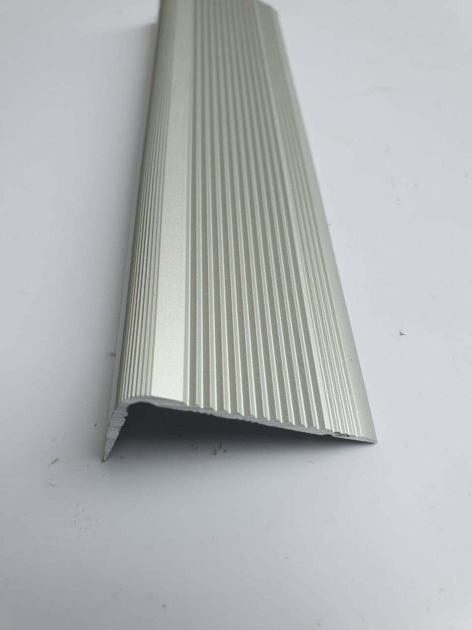 Đặc điểm nẹp nhôm chống trượt cầu thang