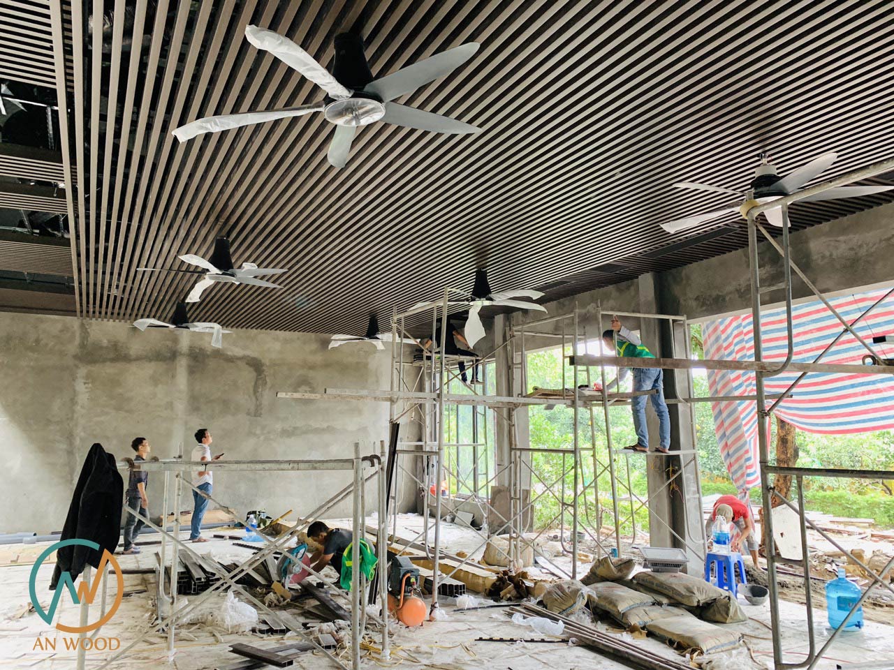 Thi công trần nan gỗ nhựa