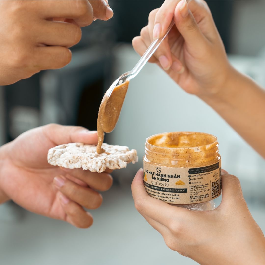 Bánh gạo lứt phết bơ hạt điều