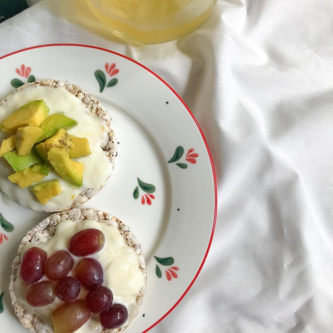 Bữa sáng nhẹ nhàng với bánh gạo lứt và sữa chua