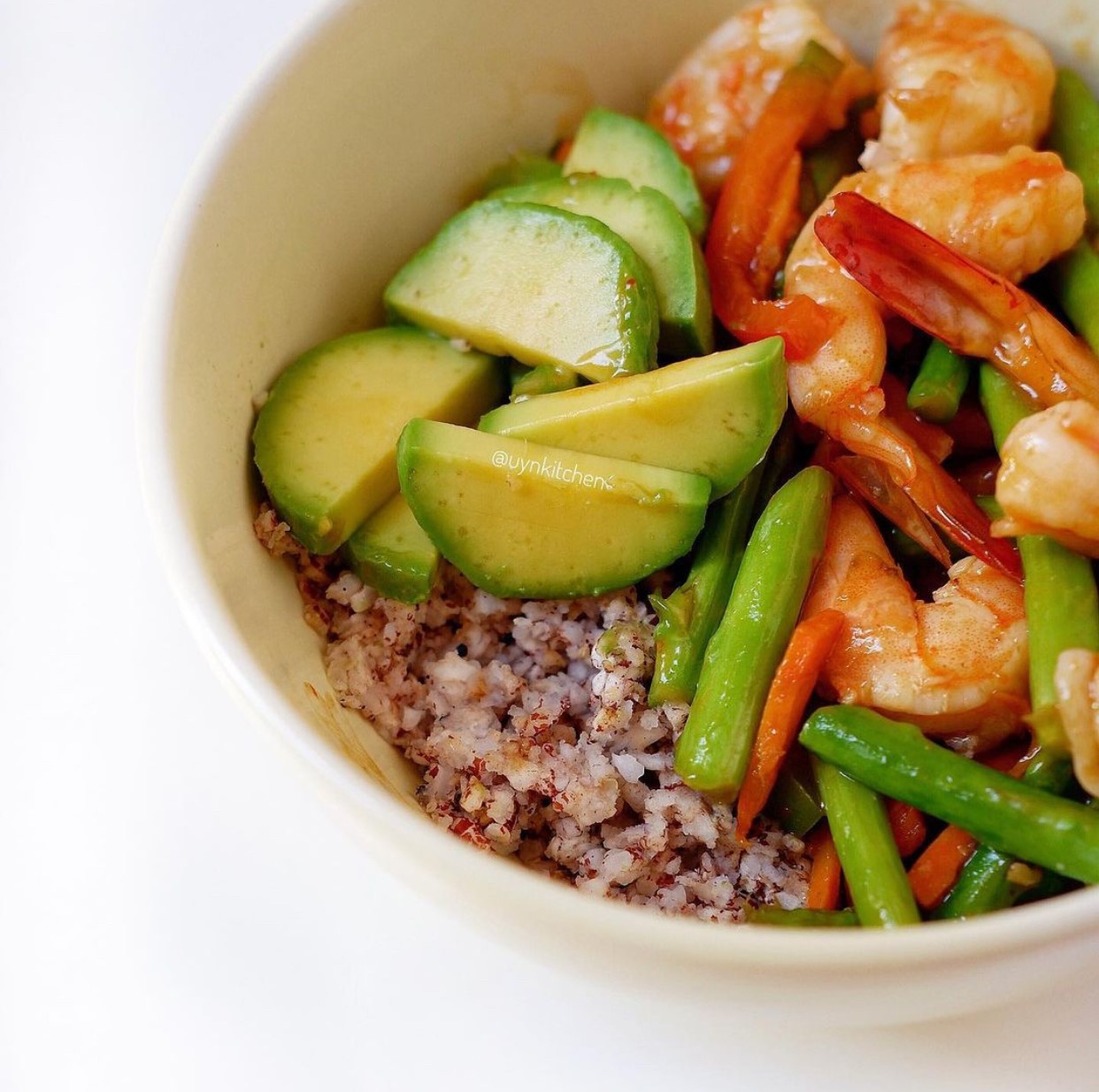 Tôm xào rau củ chua ngọt ăn cùng bánh gạo lứt GUfoods