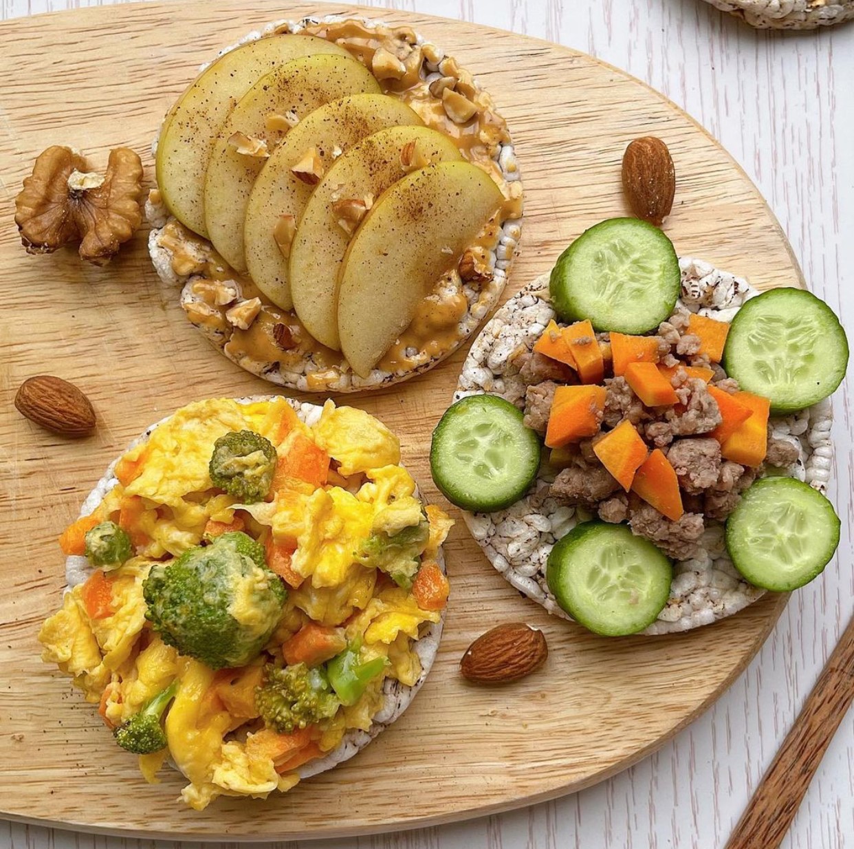 Bánh gạo lứt mix bơ đậu phộng và trái cây