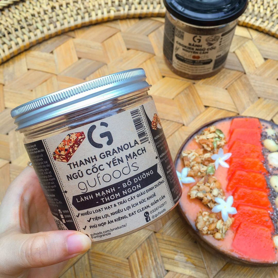 Smoothie chuối đu đủ kèm granola bar và các loại hạt