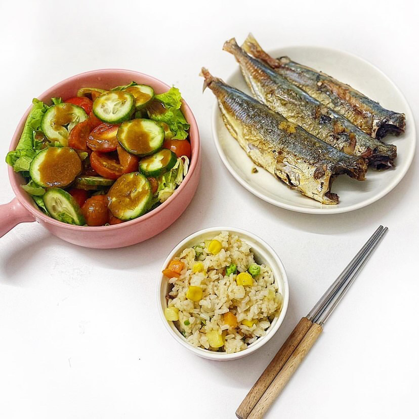 Cơm trộn cùng salad sốt bơ lạc